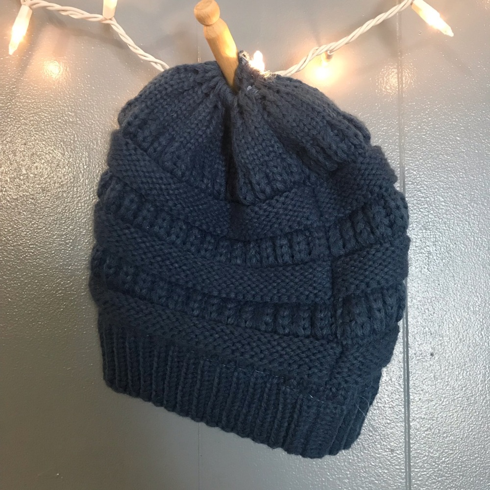 Dark blue ponytail Bennie